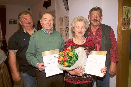 Ulrich Wurth (links), stellvertretender Bezirksvorsitzender, und Wolfgang Seidel (rechts) ehrten unter anderem Hans Weis und Brigitte End.   Foto: Bohnert-Seidel