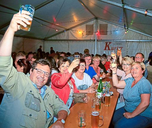 Auch polnische Gäste aus Pawlowice kamen beim Bockbierfest auf den Geschmack des deutschen Gerstensafts.   Foto: Decoux-Kone