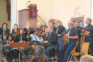 Ein Programm mit 17 Gospel-Liedern hat vox humana in der evangelischen Michaelskirche Ottenheim präsentiert. Viele Stücke animierten das Publikum zum Mitklatschen.   Foto: Lehmann