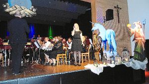 Die Musiker der Trachtenkapelle Oberwolfach mit der Gesangssolistin Maren Fleig in der Festhalle.  Foto: Schrader Foto: Schwarzwälder-Bote