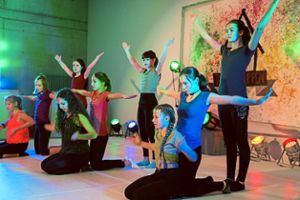 Die neun Mädchen der Tanz-AG zeigten eindrucksvoll, was sie mit ihrer Leiterin Franziska Kretschmer gelernt haben. Foto: Decoux-Kone