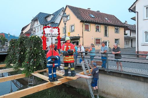 Auf dem Bachbrunnen stehen bereits die zwei Feuerwehrfiguren und laden zum Feuerwehrfest und dem riesigen Festumzug am Sonntagmittag ab 14 Uhr ein.  Foto: Bohnert-Seidel