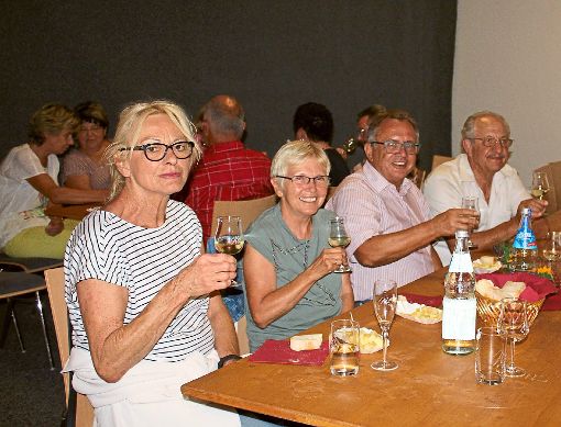 Die Gäste genossen die Weine aus dem Weingut Weber-Link bei der CDU-Weinprobe in Ringsheim.  Foto: Mutz