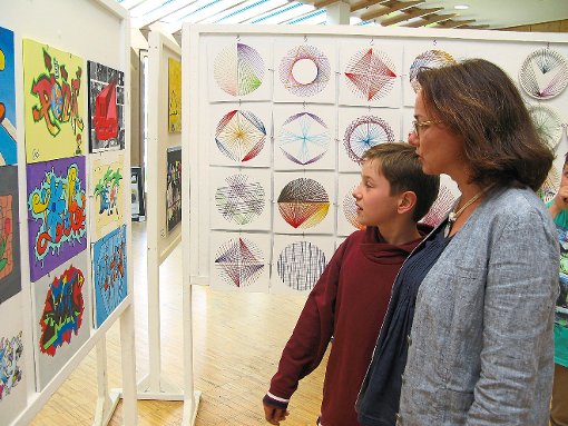 Schüler Paul Schiff und seine Mutter haben die  Ausstellung am Bildungszentrum Friesenheim gleich in Augenschein genommen.  Foto: Bohnert-Seidel Foto: Lahrer Zeitung