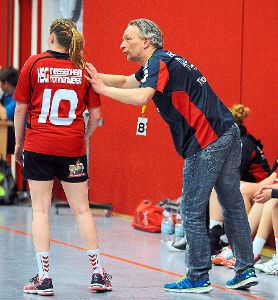 Trainer Thomas Bauert, hier mit Sarah Fortin, war voll des Lobes für die Leistung seines Teams.   Foto: Wendling
