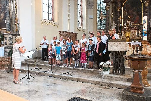 Neben dem Kirchenchor dirigierte Ursula Wieber erstmals beim Patrozinium in Grafenhausen auch Nachwuchssänger.   Foto: Rest