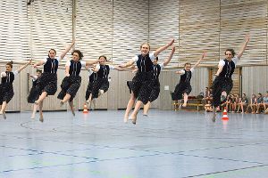 Im Haslacher TV tanzen etwa 120 Mädchen in acht verschiedenen Gruppen. Vier davon präsentierten sich während einer öffentlichen Generalprobe.   Foto: Störr