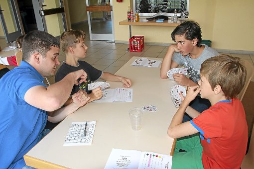 Die Teilnehmer erlernten die Grundlagen des Skats, um nachmittags ein kleines Turnier zu spielen. Foto: Lehmann Foto: Lahrer Zeitung