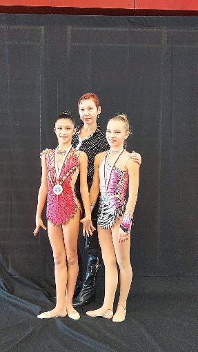 Die Lahrer Gymnastinnen Sila-Asena Öztürk (links) und Lea Hoffmann mit Trainerin Viktoria Tereschenko  Foto: Verein