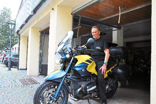 Alfred Titze (79) aus Kreuzau, ehemaliger Bauingenieur, nimmt erneut am 21. Schwarzwald Biker-Weekend in Wolfach teil. Seine BMW 1150 Reisemaschine hat er in der Garage vom Gasthaus Hecht geparkt.   Foto: Steitz