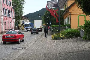 Auch auf der B 33 wird ab 2018 die Maut für Lastwagen fällig, so wie hier in Haslach.  Foto: Kornfeld