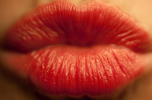 Eine Frau in Alpirsbach wollte nicht von einem Unbekannten geküsst werden. Symbolbild. Foto: dpa/Symbolbild