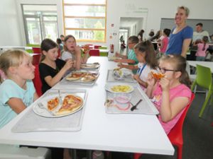 Barbara Leberl, Mitarbeiterin der  Schülerbetreuung in Friesenheim, kümmert sich in der Mittagspause um die Kinder.   Foto: Bohnert-Seidel Foto: Lahrer Zeitung