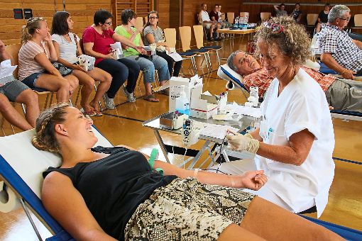 Die 22-jährige Verena Karkossa (links) verträgt das Blutspenden gut.  Foto: Lehmann