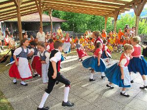Die Kindertrachtengruppe der Tanz- und Volkstanzgruppe beeindruckte mit lustigen Tänzen.    Foto: Müller