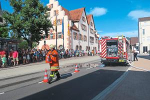 Die Feuerwehrübung, bei der ein Brand in der Tiefgarage simuliert wurde, zog viele Zaungäste an. Foto: Bohnert-Seidel