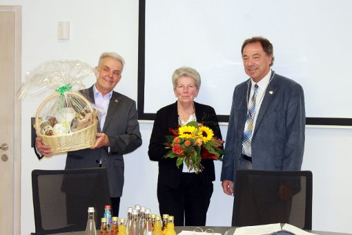 Mit einem Geschenkkorb und Blumen für Ehefrau Agnes wurde Ernst Wöhrle (links)  nach 27 Jahren von Bürgermeister Siegfried Eckert aus dem Gutacher Gemeinderat verabschiedet. Foto: Störr Foto: Schwarzwälder-Bote