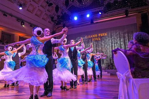 Die Debütanten der Tanzschule Gutmann eröffnen stilvoll den Gran Prix Ball. Foto: BBE Foto: Lahrer Zeitung