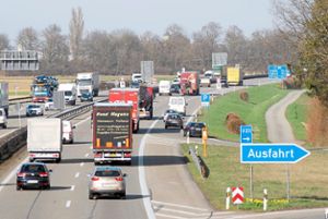 Nicht nur auf den Autobahnen, hier die A 5 bei Lahr, ist der zunehmende Pendelverkehr deutlich spürbar.   Foto: Archiv