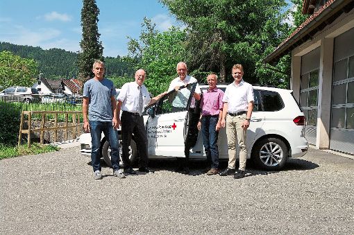 Georg Schmid (von links), Bodo Schöffel, Jürgen Nowak, Hans Straßburger und Volker Halbe mit dem neuen DRK-Auto   Foto: Reinhard