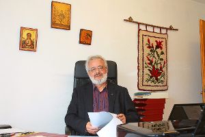 Pfarrer Helmut Steidel ist für insgesamt sechs Pfarreien verantwortlich. Ein Großteil seiner Arbeit muss am Schreibtisch erledigt werden.  Foto: Störr