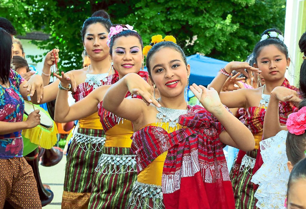 Farbenprächtig: Thailändische Tänzerinnen faszinierten am Sonntag in landestypischer Kleidung und zu passender Musik mit anmutigen Bewegungen.