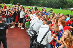Nicht nur für Autogrammjäger ein echter Höhepunkt: 2016 gastierte der SC Freiburg beim SV Kippenheim. Foto: Archiv: Bender