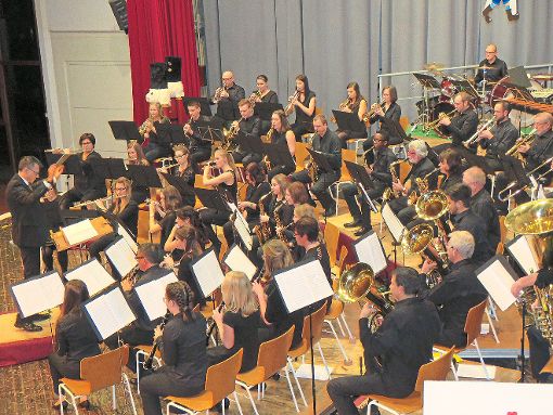 Die mehr als 50 Musiker des Friesenheimer Orchesters spielten unter anderem Lieder aus Fernsehserien bei ihrem Konzert in der Sternenberghalle.   Foto: Bohnert-Seidel