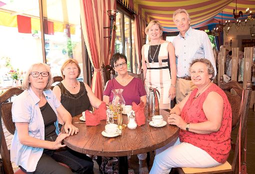 Gute Laune im Restaurant Castillo: Park-Chef Jürgen Mack und seine Frau Mauritia (stehend) mit Ruster Seniorinnen   Foto: EP