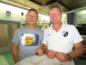 Markus Oschwald (links) und Gerd Schundelmeier wurden nach mehr als 25 Jahren Mitarbeit im Vorstand und der Jugendarbeit verabschiedet.  Foto: Bohnert-Seidel Foto: Lahrer Zeitung