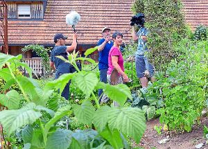 Beim Gartendreh: Monika Rauber führt das SWR-Team in ihrem wunderschönen Bauerngarten in Oberwolfach-Gelbach umher. Am Mittwoch kann jeder das Gehöft besichtigen.  Foto: Haas Foto: Schwarzwälder-Bote