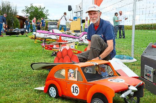 Reinhold Schäfer baut seit der Schulzeit Flugzeugmodelle. In den vergangenen Jahren hat er unter anderem einem VW Käfer und einem Bollenhut das Fliegen beigebracht. Foto: Bühler