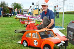 Reinhold Schäfer baut seit der Schulzeit Flugzeugmodelle. In den vergangenen Jahren hat er unter anderem einem VW Käfer und einem Bollenhut das Fliegen beigebracht. Foto: Bühler