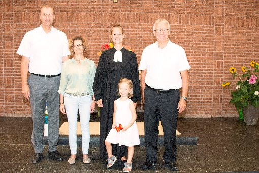 Bei der Begrüßung in der Gemeinde (von links): Jochen Fischer, Karin Zimmermann, Anna Manon Schimmel mit Tochter Luise und Werner Erb  Foto: Erb