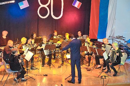 Eine musikalische Weltreise bot der Akkordeonverein bei seinem Jubiläumskonzert, das anlässlich des 80. Geburtstags im voll besetztem Bürgerhaus gefeiert wurde.  Foto: Schnabl