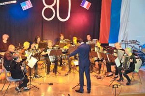 Eine musikalische Weltreise bot der Akkordeonverein bei seinem Jubiläumskonzert, das anlässlich des 80. Geburtstags im voll besetztem Bürgerhaus gefeiert wurde.  Foto: Schnabl