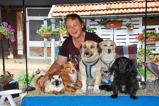 Esther Kolb mit ihren Schützlingen (von links): Katze Bärle und die Hunde Sunny, Diva, Kira und Cherie.   Foto: Göpfert