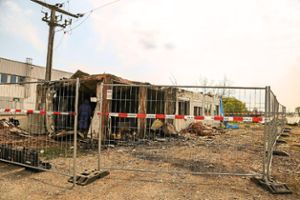 Das Gelände ist abgesperrt, die Brandexperten der Polizei haben in der Mahlberger Containerunterkunft die Ermittlungen aufgenommen.  Foto: Decoux-Kone