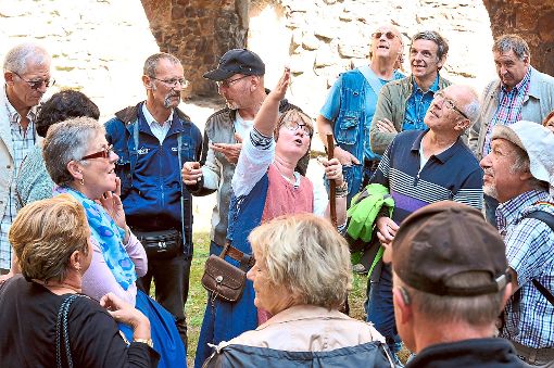 Sigrid Schäfer (Mitte) erklärt einigen Besuchern die Geschichte der Ruine. Foto: Baublies