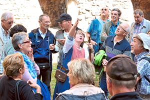 Sigrid Schäfer (Mitte) erklärt einigen Besuchern die Geschichte der Ruine. Foto: Baublies