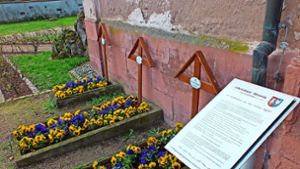 Hinter der Kirche in Grafenhausen befinden sich  Gedenkstätten für drei auswärtige Personen, die  während des Zweiten Weltkriegs umgekommen sind.Wie auch in Kappel erinnert  eine Tafel des Arbeitskreises Geschichte an Schicksale während des Kriegs. Foto: Rest