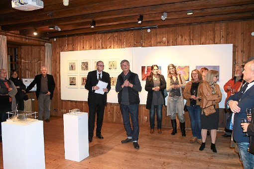 Detlef Fellrath (Bildmitte) erklärte während der Vernissage seine Arbeiten.  Foto: Störr
