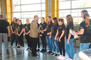 Bürgermeister Wolfgang Brucker beglückwünscht die C-Jugend-Handballballerinnen der SG Ottenheim/Altenheim. Sie wurden für ihre  Bezirksmeisterschaft geehrt.  Foto: Lehmann