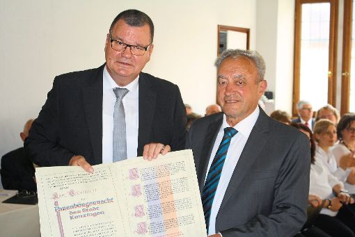Karl Eschbach (rechts) erhielt aus den Händen von Bürgermeister Matthias Guderjan die Urkunde.  Foto: Schnabl