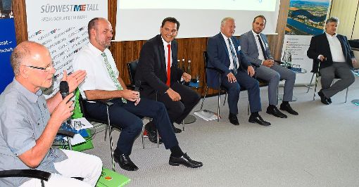 Die Kandidaten auf dem IHK-Podium (v. li.): Alexander Kauz (Linke), Markus Rasp (Grüne), Johannes Fechner (SPD), Peter Weiß (CDU), Felix Fischer (FDP), Thomas Seitz (AfD). Foto: Braun