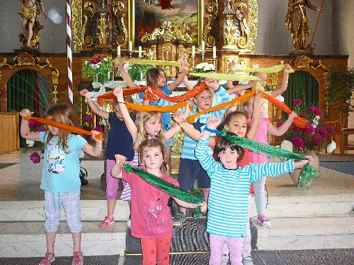 Mit viel Farben und Musik spielten Kindergartenkinder die Bibelgeschichte der Arche-Noah nach. Foto: Privat Foto: Schwarzwälder-Bote