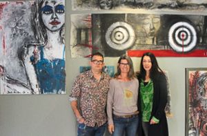 Beate Axmann (Mitte) präsentiert in der Galerie Toth Arbeiten, die von Galerist Zoltan Toth (links) und Daniela Bergmann für diese Ausstellung ausgewählt worden sind.   Foto: Haberer