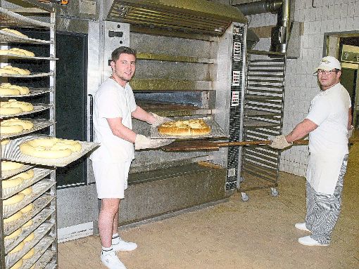 Die Bäcker Helim Ayaz (links) und Martin Bischoff haben in den vergangenen Tagen schon viele Brezeln gebacken.   Foto: Fink