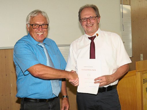 Schulleiter Hans Lögler (links) gratuliert Rolf Armbruster zum Dienstjubiläum. Foto: Bohnert-Seidel Foto: Lahrer Zeitung