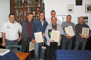 Sieben langjährige Mitglieder des VfR Hornberg wurden jetzt geehrt.   Foto: Gebauer